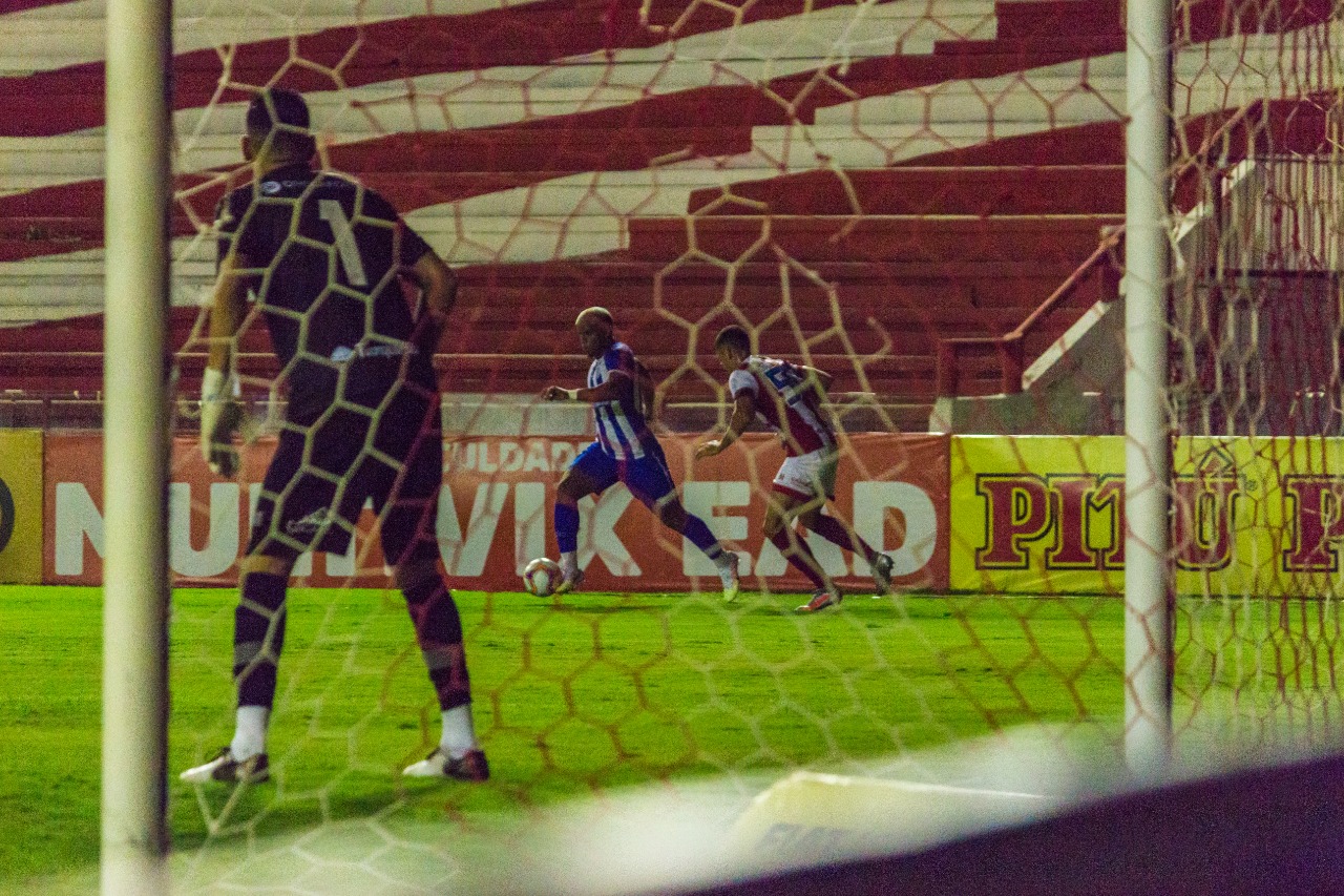 Jonathan arma o chute que resultou no gol azurra na primeira etapa Foto: André Palma Ribeiro / Avaí FC 