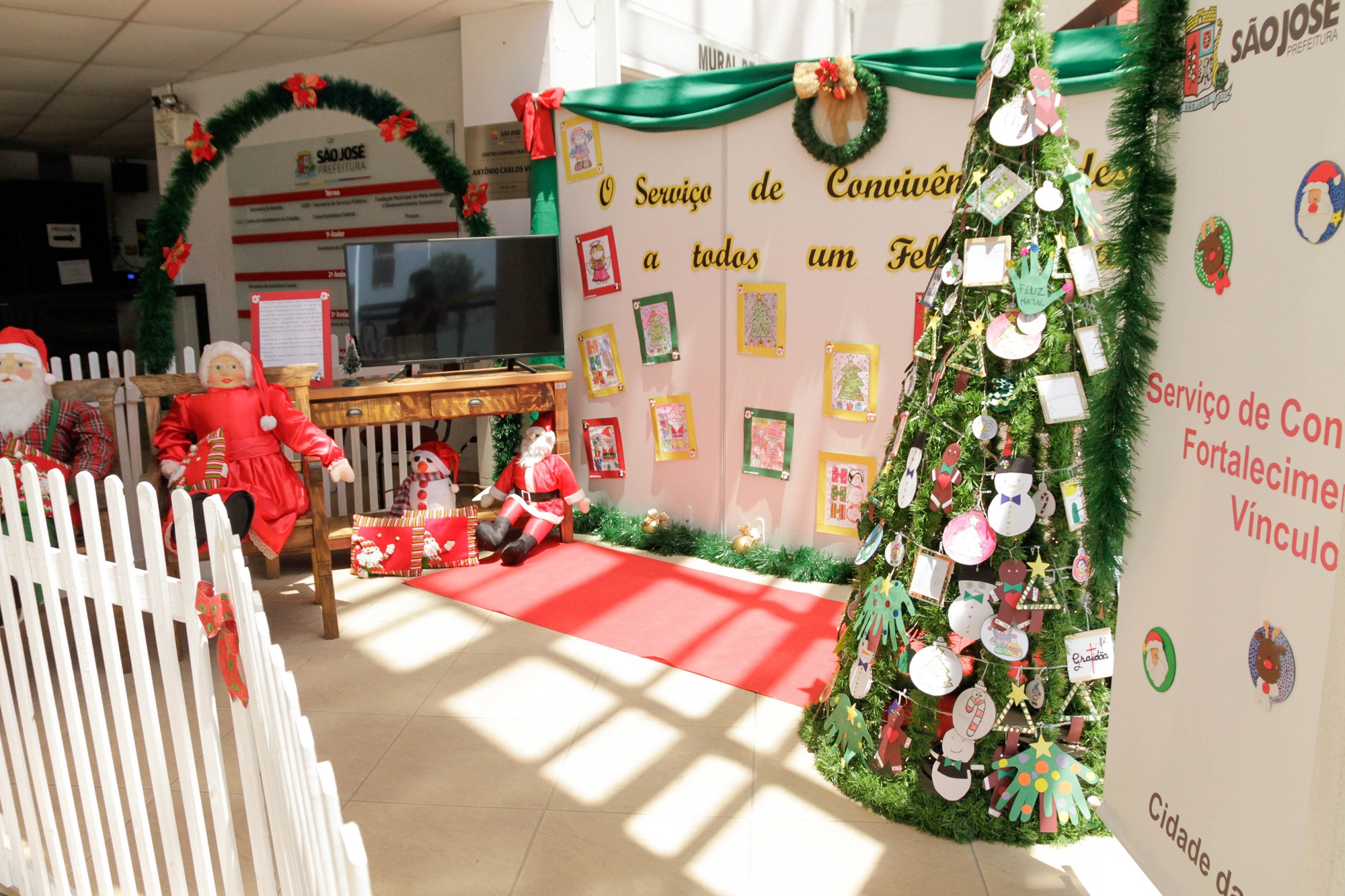 Equipe do Serviço de Convivência decora hall da Prefeitura de São José para  o Natal - Semanário Catarinense
