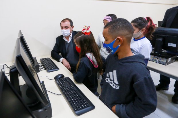 A escola Eloísa Maria Prazeres de Faria, em Biguaçu, recebeu um laboratório de informática - Fotos: Julio Cavalheiro / Secom