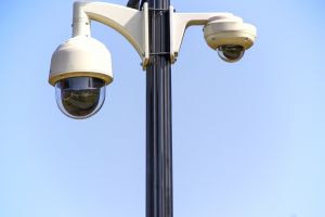 Câmeras de monitoramento podem ser usadas para autuar e multar motoristas infratores (Foto: Pixabay)