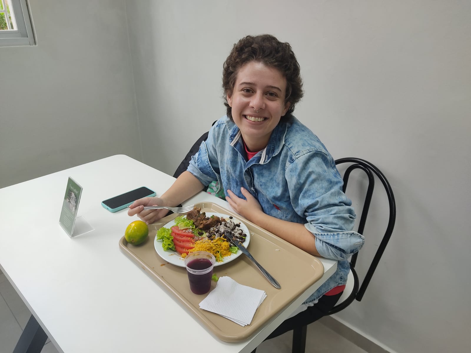 Larissa Miranda Domingos, uma das primeiras pessoas a almoçar no Restaurante - Foto: Julia Magalhães/PMF 