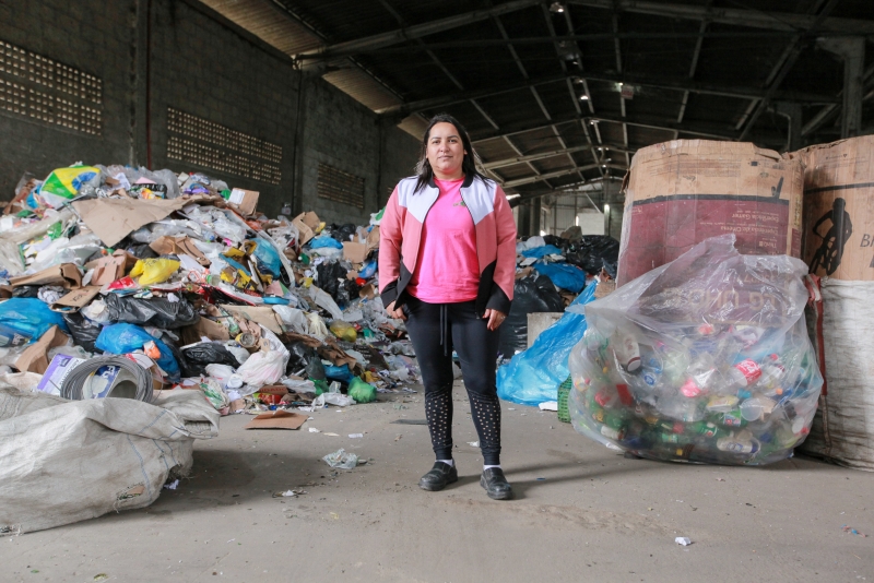 A presidente da ACMR, Sara Jane; entidade recebe lixo reciclável que é recolhido na Alesc - FOTO: Vicente Schmitt/Agência AL 