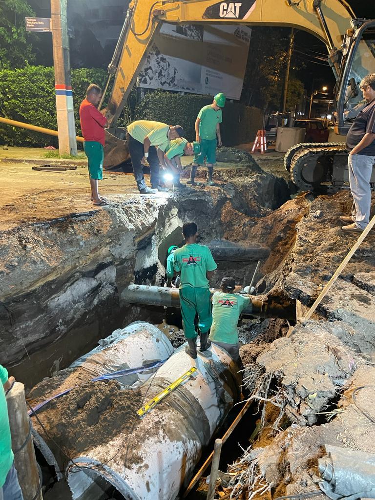 Obras de drenagem para a Rua Mário Lacombe acontecem em períodos do dia e da noite - Fotos: Divulgação/PMF 