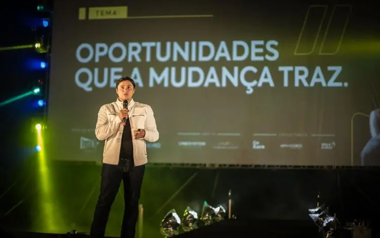 O criador do evento e CEO da Lusch Agência 360°, Lucas Schwitzer, na abertura do Empreende Brazil em 2022 