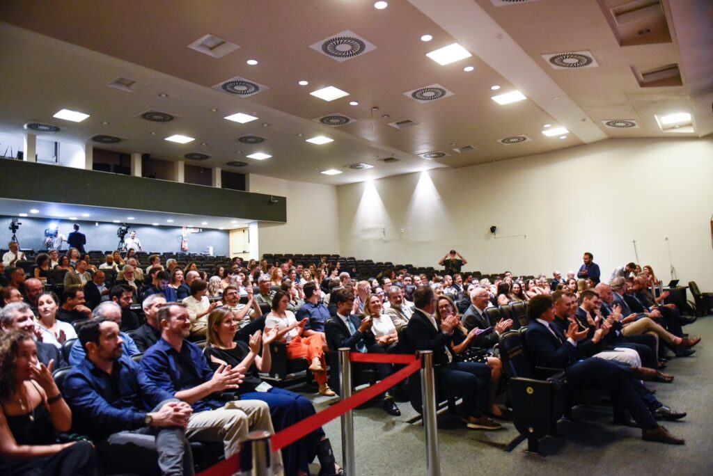 Plateia acompanha o resultado do 3° Prêmio ACI OCESC de Jornalismo. Foto: Mafalda Press. 