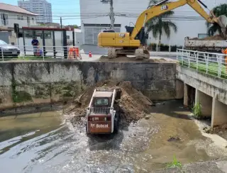 Prefeitura de São José limpa valas, rios e córregos para prevenir alagamentos