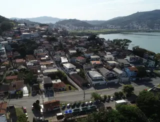 Casan realiza novo trecho de rede de esgoto em servidão no Bairro José Mendes em Florianópolis 