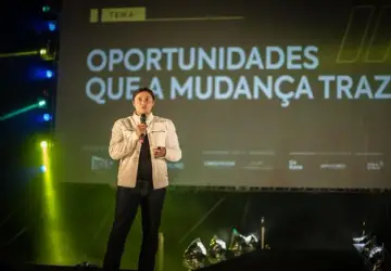 O criador do evento e CEO da Lusch Agência 360°, Lucas Schwitzer, na abertura do Empreende Brazil em 2022 