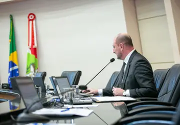 Presidente da Alesc, deputado Mauro de Nadal (MDB), promulgou a lei durante a sessão desta terça-feira (20) - FOTO: Rodolfo Espínola/Agência AL 
