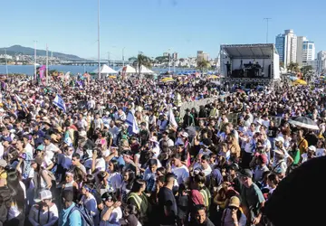 Marcha para Jesus leva milhares de fiéis às ruas de Florianópolis em um evento marcante de fé e celebração