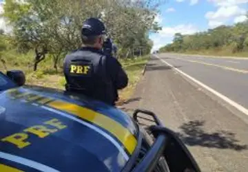 Policial fiscaliza rodovia federal com radar móvel - Foto: PRF 