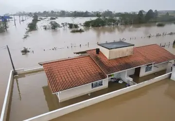 Defesa Civil do Estado de SC entrega assistência humanitária para Paulo Lopes, um dos mais atingidos pelas chuvas