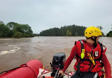 Equipes de Santa Catarina ajudam no resgate de pessoas no Rio Grande Sul; 9.993 estão desalojadas