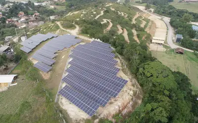 Empresa catarinense aposta em usina solar para produzir energia limpa e mais barata