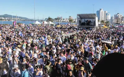 Marcha para Jesus leva milhares de fiéis às ruas de Florianópolis em um evento marcante de fé e celebração