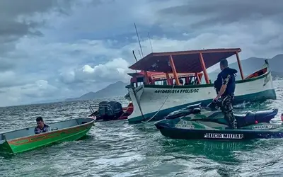 Polícia Militar Ambiental salva tripulação vítima de naufrágio em Florianópolis