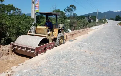 Palhoça: Avança revitalização da estrada que liga a BR-101 à Guarda do Embaú