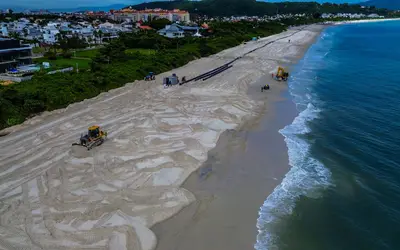 Ampliação da faixa de areia avança e obras chegam a Jurerê Tradicional em Florianópolis