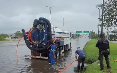 Chuva em Florianópolis: Caminhões de hidrojato atendem áreas alagadas da capital