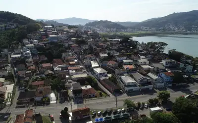 Casan realiza novo trecho de rede de esgoto em servidão no Bairro José Mendes em Florianópolis 
