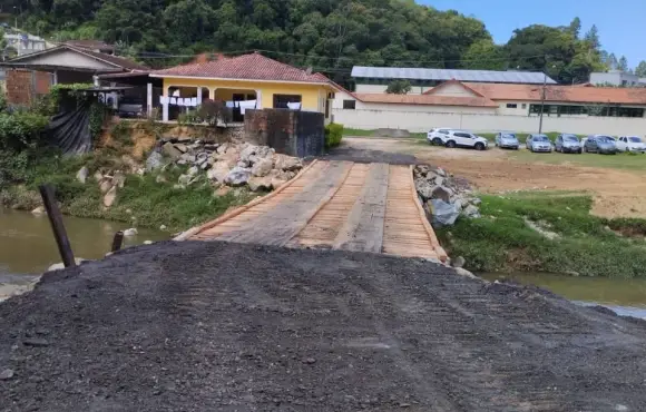 São José: Liberado o trânsito na nova ponte de madeira no Bairro Colônia Santana