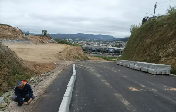 Novo acesso à BR-101 pela Praia Comprida receberá pavimentação em concreto