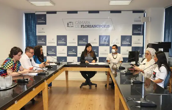 Projeto que dá segurança ao trabalho das parteiras tradicionais em Florianópolis avança na Câmara Municipal
